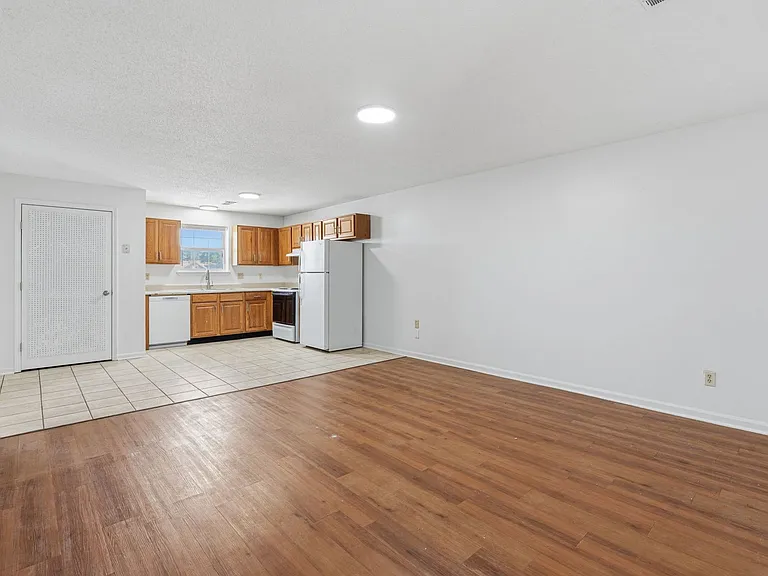 Mid-Town Apartments — Photo 39