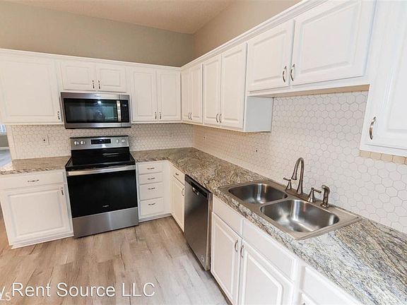 5th image of 300 Brentwood Dr