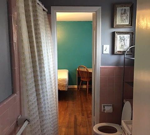4th image of 410 Meadowcrest Cir