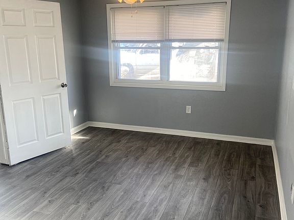 4th image of 712 SE Parkway Dr