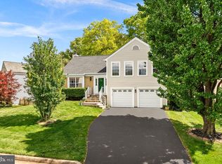28 Bedford Dr, Sterling, VA 20165
