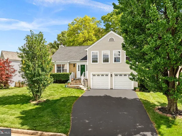 28 Bedford Dr, Sterling, VA 20165