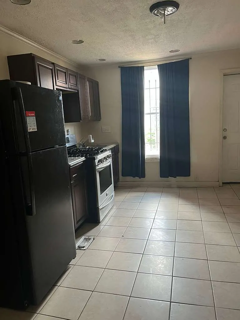 3 bed, 900 sqft, $1,550 — Photo 3