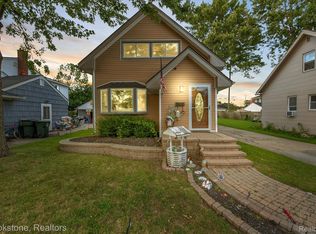 22313 Bon Heur St N, Saint Clair Shores, MI 48081