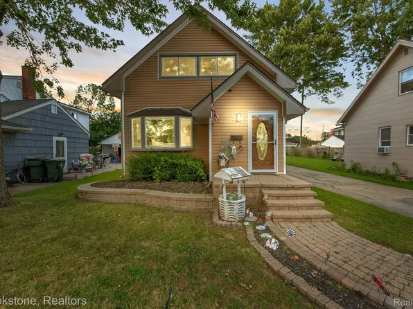 22313 Bon Heur St N, Saint Clair Shores, MI 48081