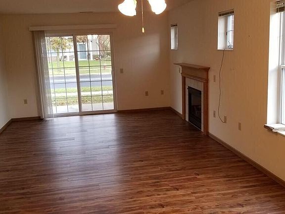 3rd image of 310 Prairie Oaks Dr
