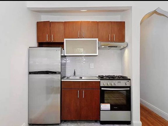 3rd image of 453 W 47th St APT 4R