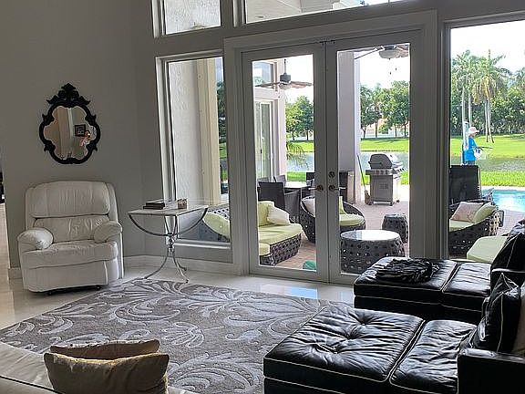 3rd image of 3385 Hollywood Oaks Dr