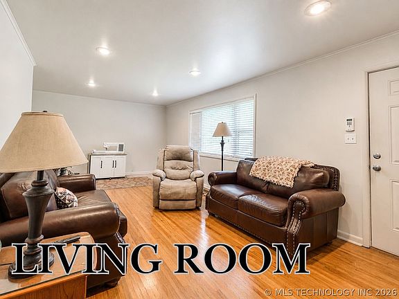 3rd image of 856 N Waco Ave