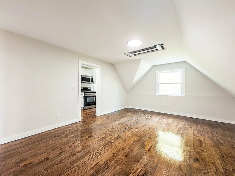 560 Howard Ave — Photo 4
