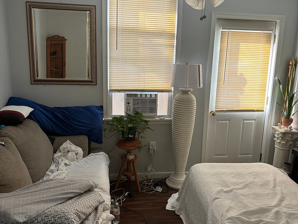 Living Room/Bedroom