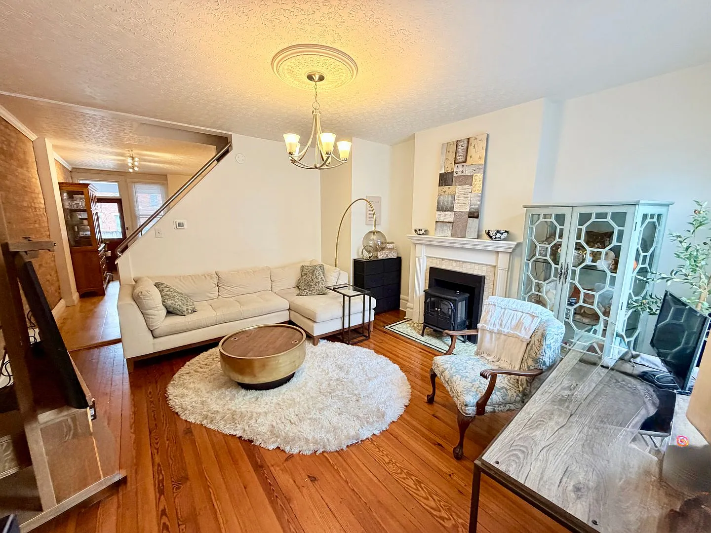 2 bedroom brick townhouse — Photo 4