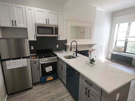 3rd image of 40 W 96th St APT 1B