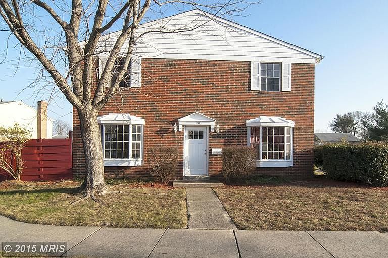 Brick, Colonial Townhome in Willowbrook