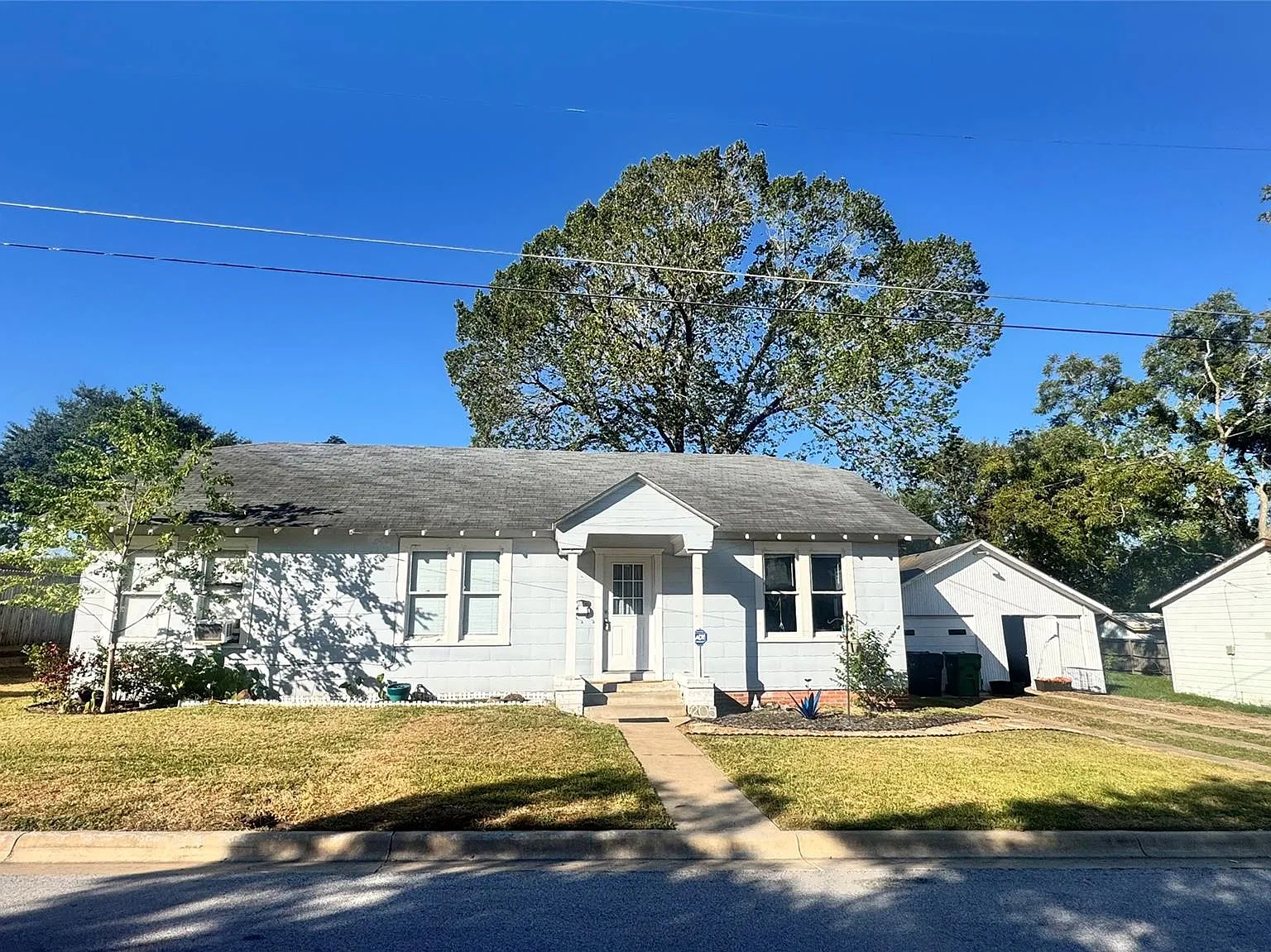 3 bed, 1.0 bath, 1384 sqft, $1,300 — Photo 1