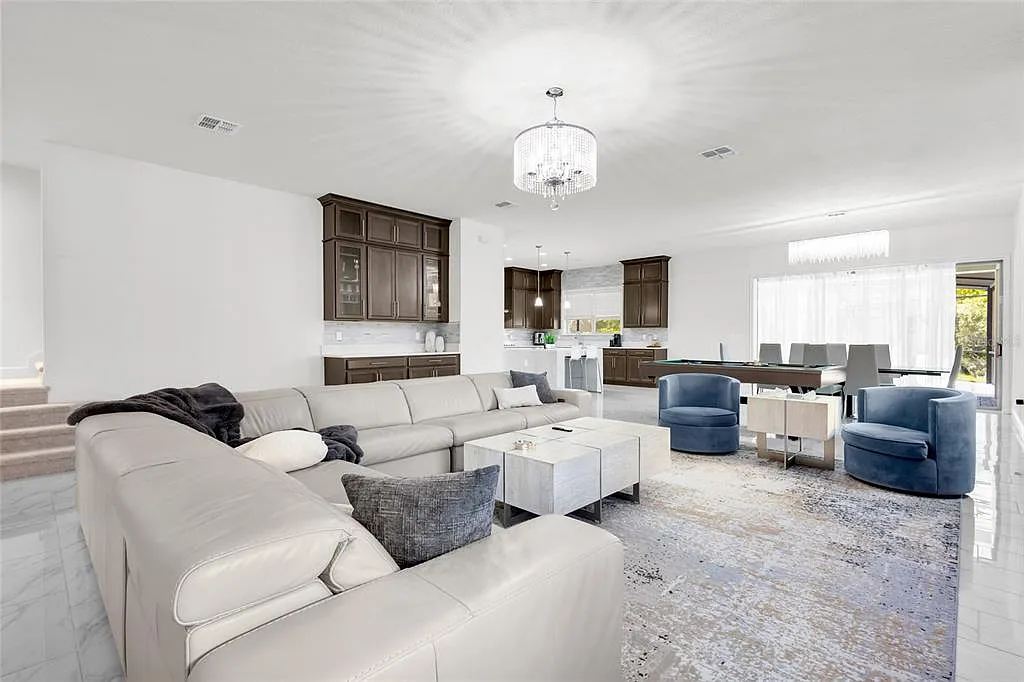 5 bed, 5.0 bath, 3807 sqft, $6,500 — Photo 2