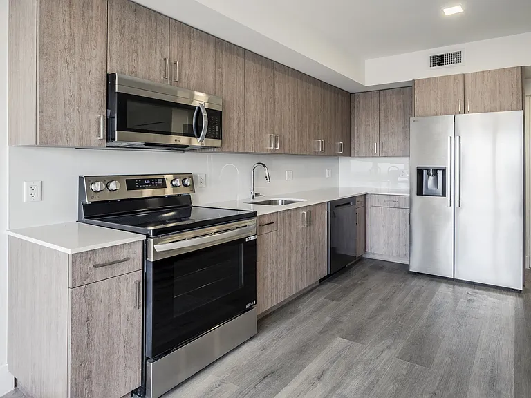 1025 Metro — Photo 17