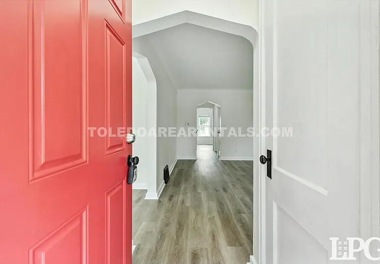 331 California Blvd — Photo 6