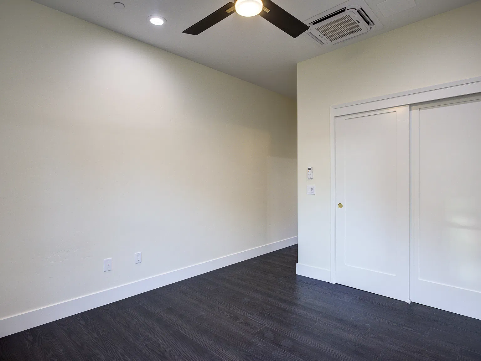 2 bed, 2.5 bath, 1160 sqft, $4,200 — Photo 3