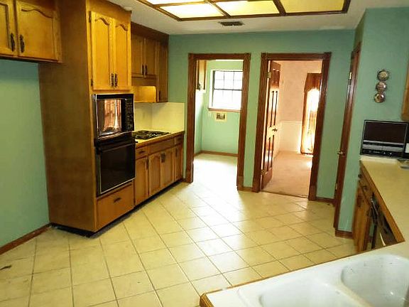 3rd image of 3750 Sarah Brooke Ct