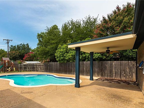 3rd image of 318 Meadowcreek Dr