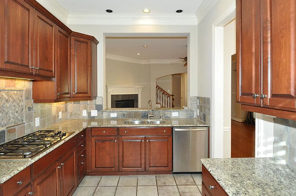 4 bed, 3.5 bath, 2585 sqft, $3,200 — Photo 2