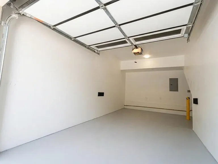 22111 Victory Blvd — Photo 21