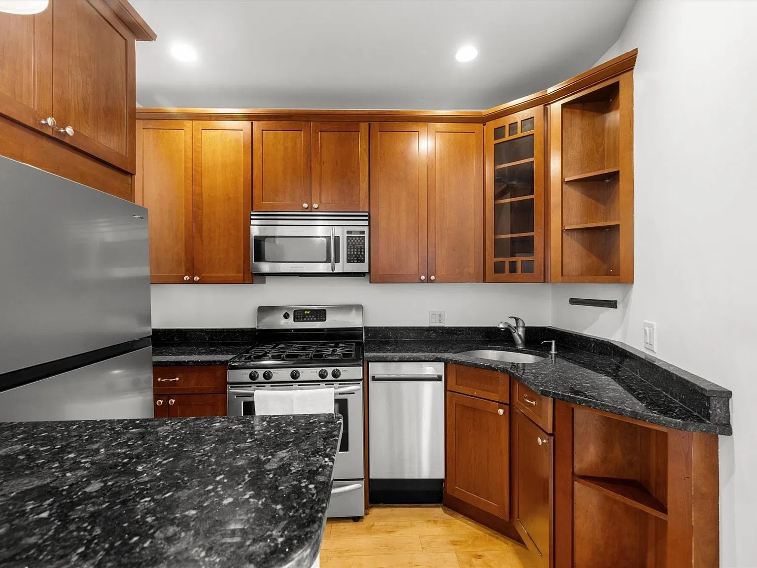 1 bed, 1.0 bath, 750 sqft, $3,200 — Photo 4