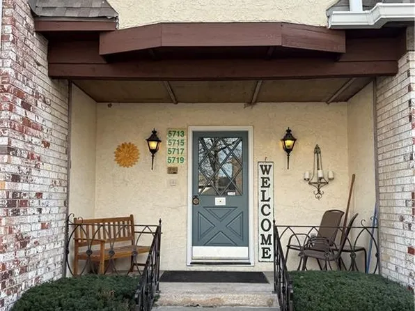 5713 Metcalf Ct Building 4-42, Mission, KS 66202