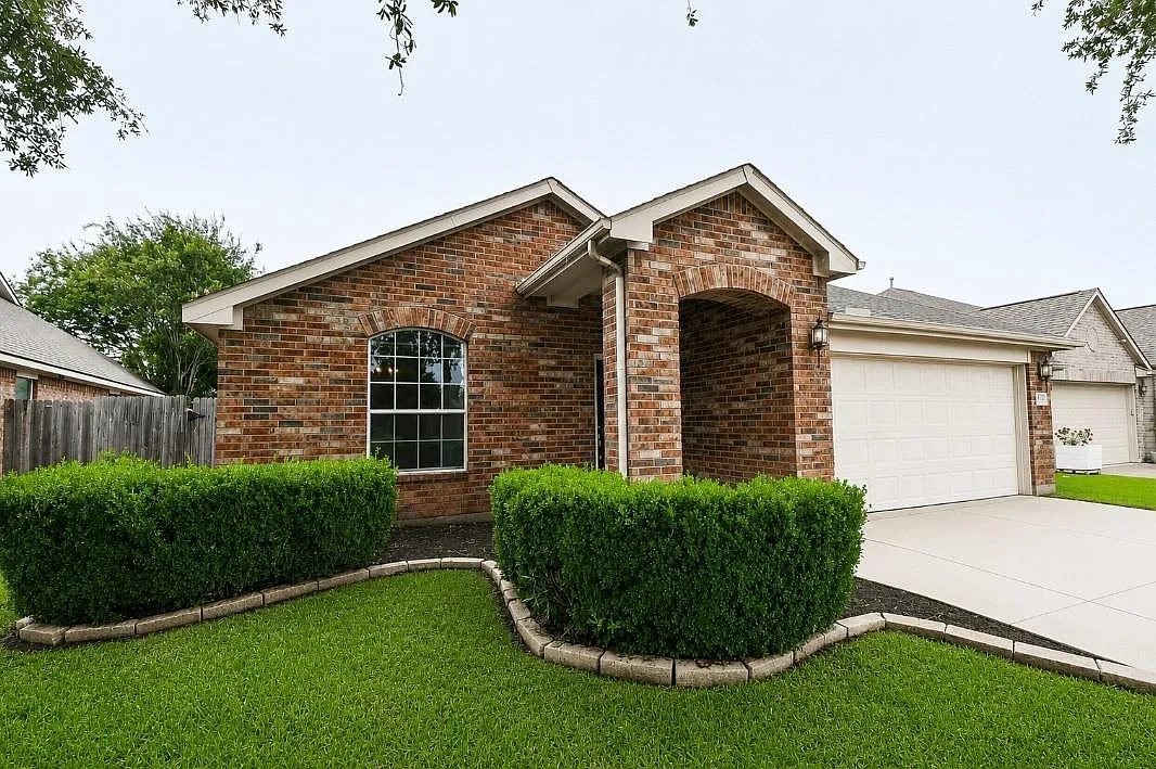 3 bed, 2.0 bath, 2140 sqft, $2,100 — Photo 2