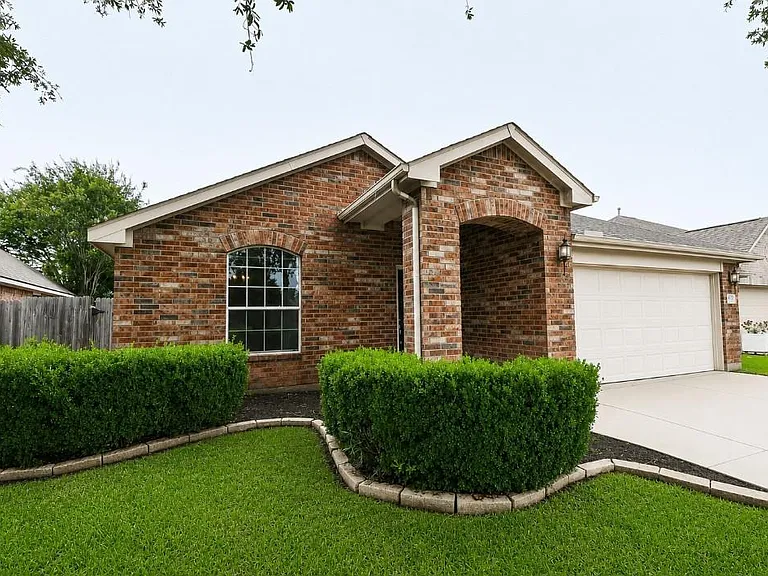 18006 Willow Cliff Ln — Photo 2