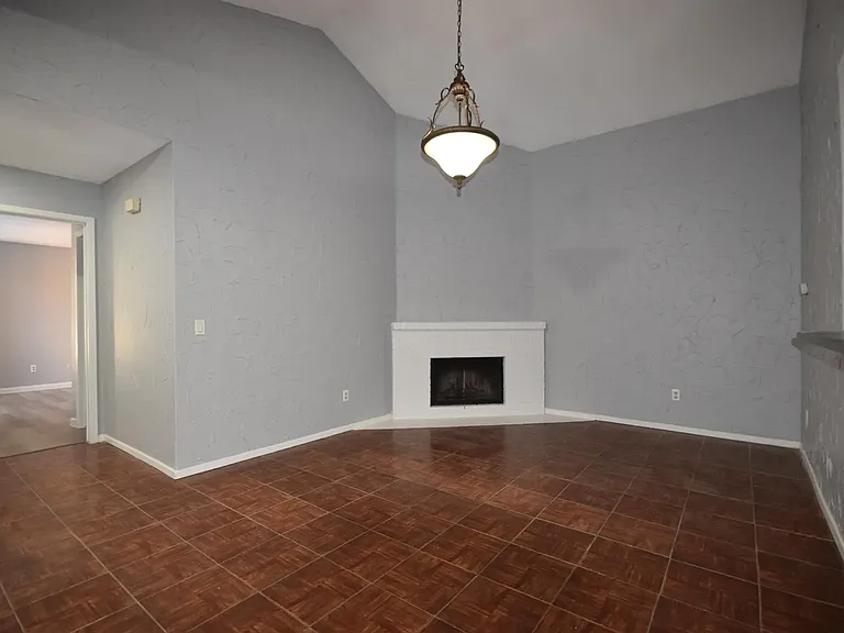 115-117 W Timberview Ln — Photo 4