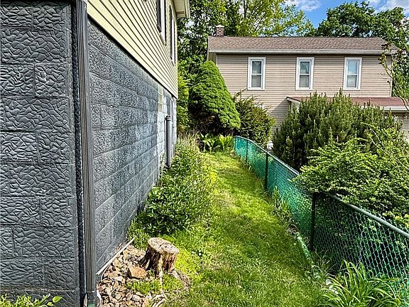 5th image of 303 Highland Ln