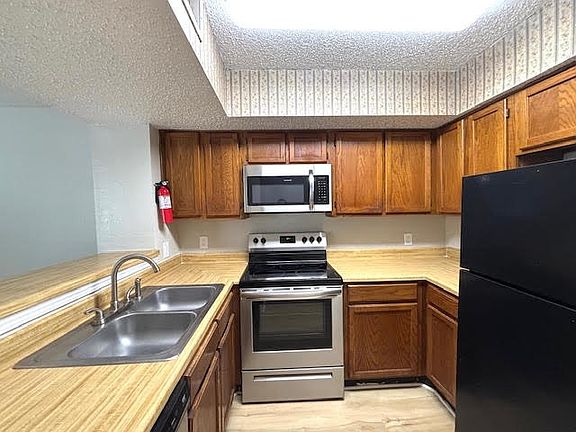 5th image of 9833 Walnut St #101