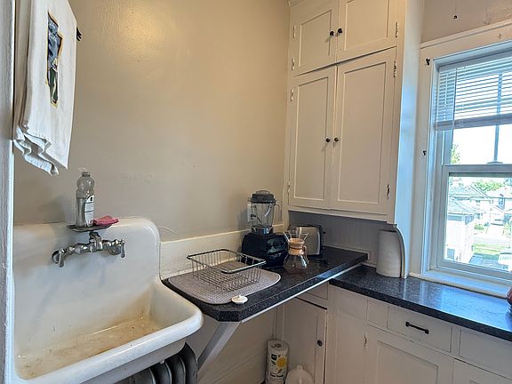 3rd image of 137 Fairview Ave N APT 5
