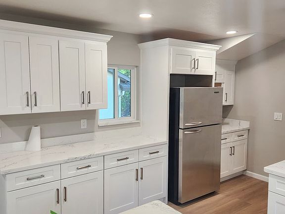 3rd image of 208 Lester Ln