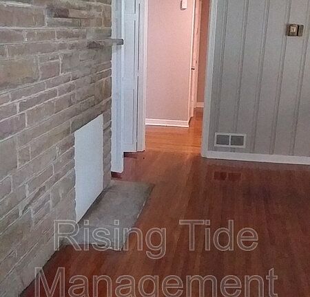 4th image of 316 20th Ave NE