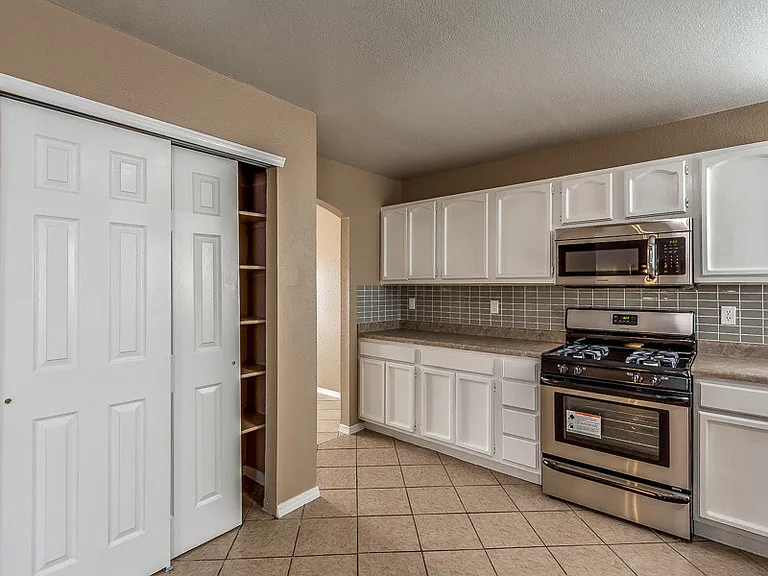 12233 Iverson Ct — Photo 11