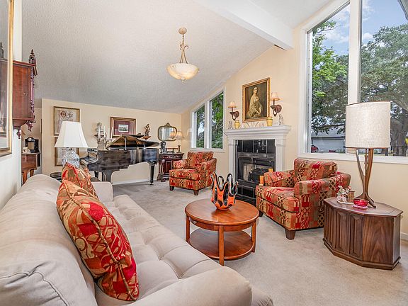 5th image of 1921 Houndslake Dr