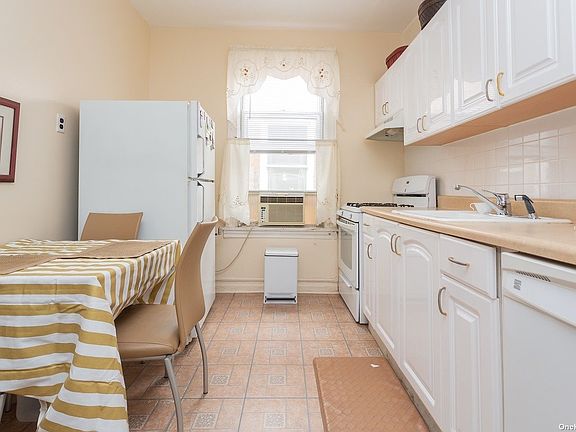 4th image of 335 Midwood St