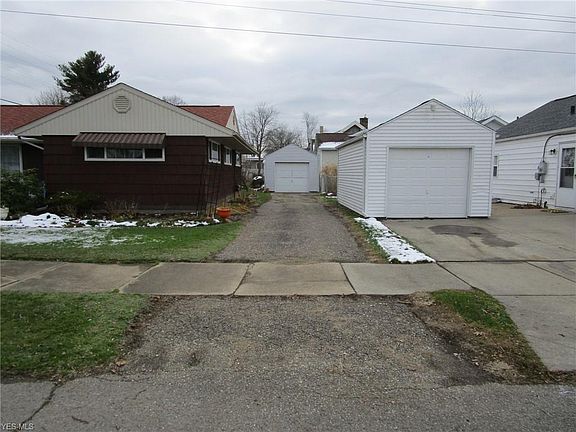 2nd image of 823 Tuscarawas Ave NW
