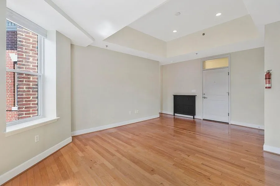 Bright Two-Bedroom on U Street w/ Courtyard! - Perfect Location — Photo 4