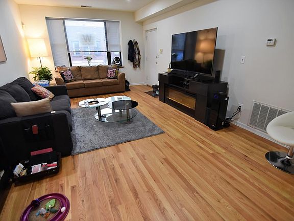 3rd image of 912 W Belmont Ave APT 4