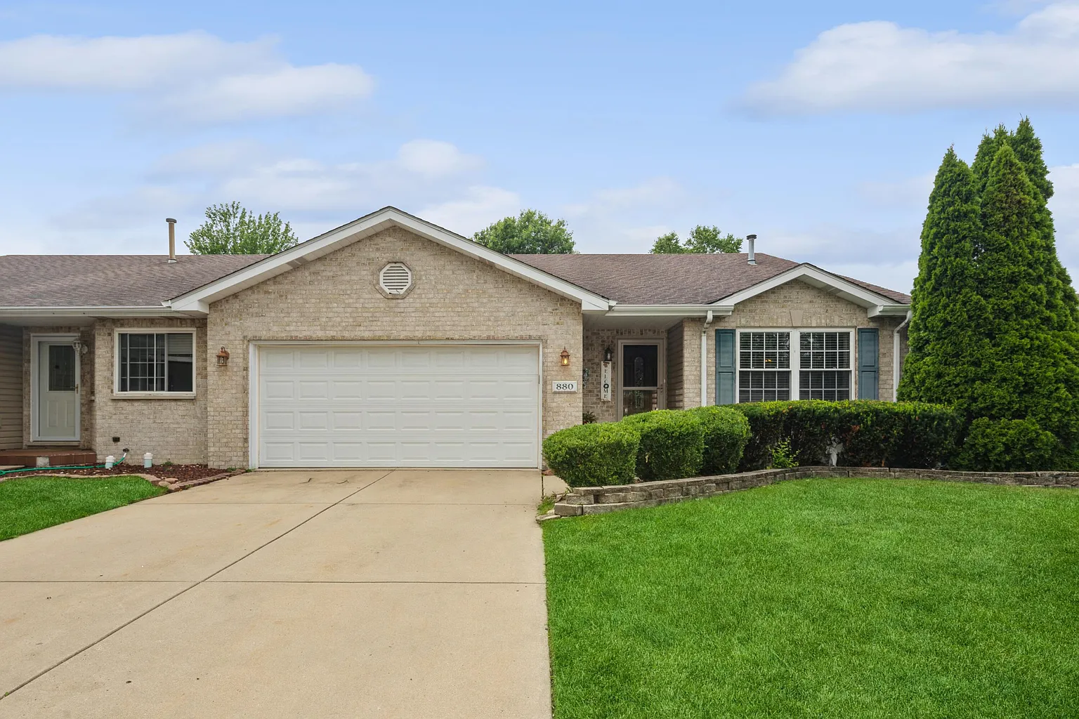880 Blue Jay Way photo 1