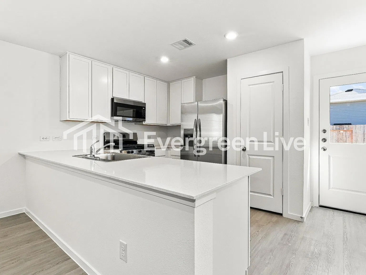3 bed, 2.0 bath, 1418 sqft, $1,795 — Photo 3