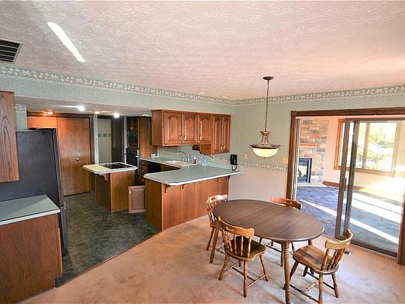 5th image of 713 Masten St