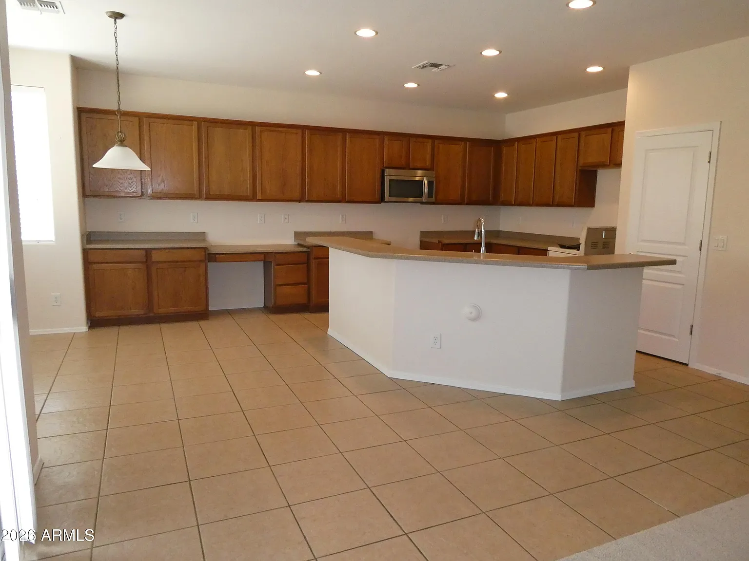 5 bed, 2.5 bath, 3300 sqft, $3,000 — Photo 4