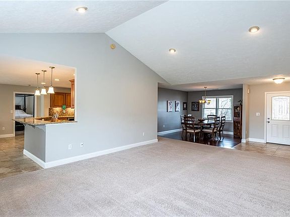 5th image of 32 Beacon Hill Dr