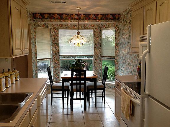 Cozy breakfast area in kitchen.