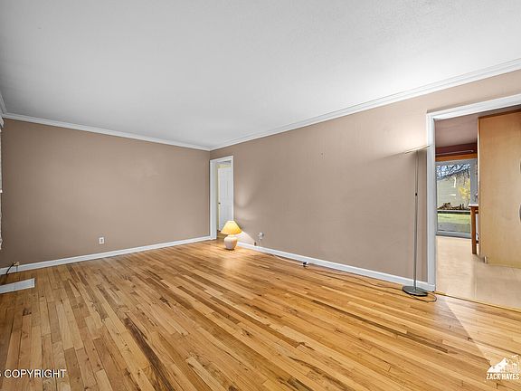 4th image of 2519 Crestwood St